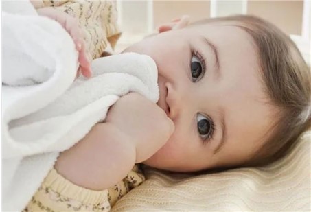 新生寶寶臉上起小紅點(diǎn) 如何解救？